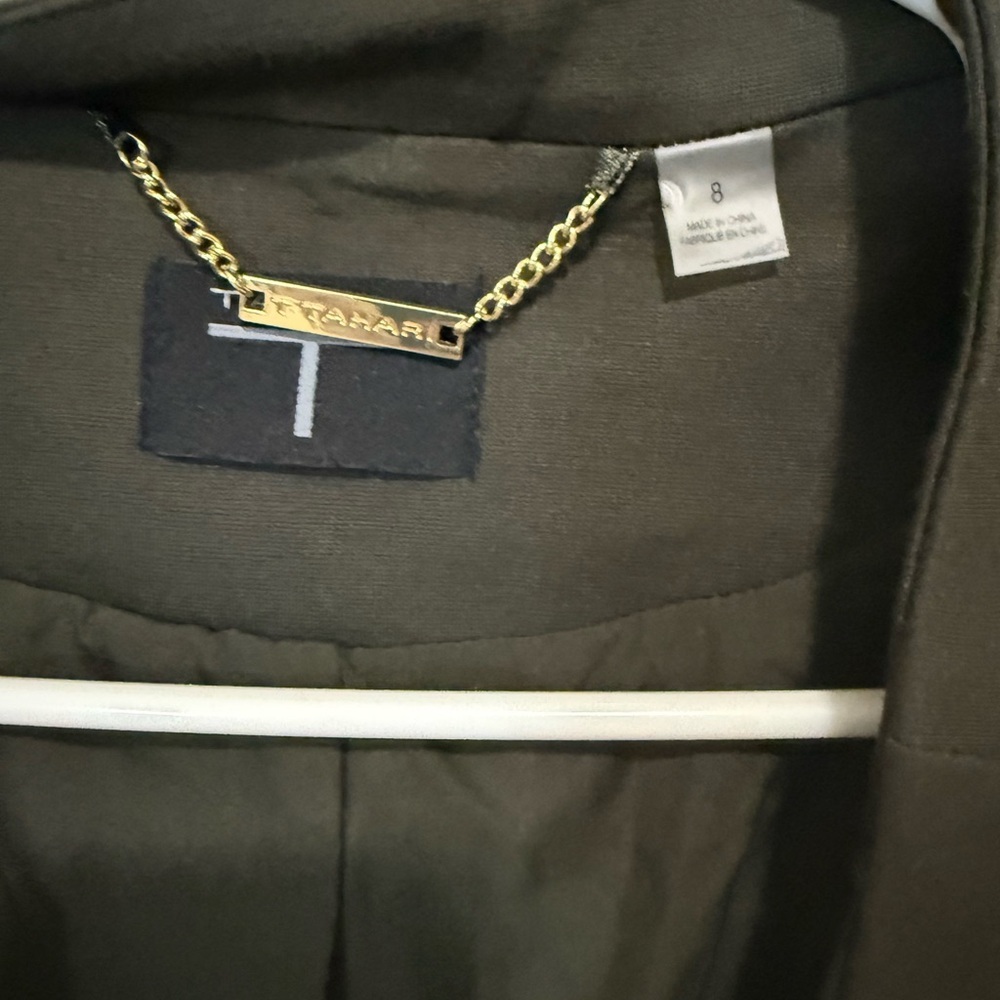 ✨ T Tahari Women's Blazer – Size 8 – Elegant Olive Green – Gold Zip Detail ✨ - Picture 2 of 3